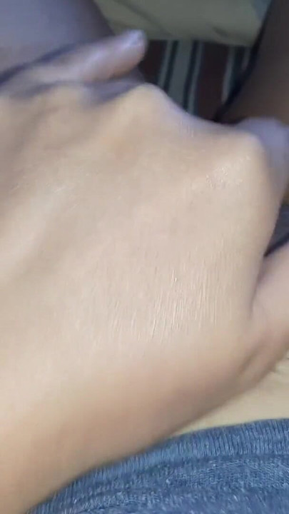 Moment épique de « Une fille masturbe sa chatte poilue enflée jusqu’à l’orgasme »