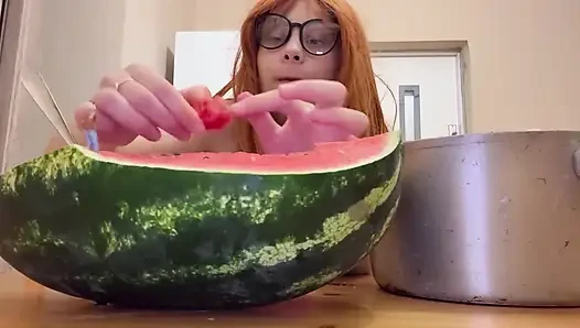 Riesin stiefschwester isst wassermelone und ist wirklich geil, während kleiner stiefbruster beobachtet, wie riesige stiefschwester leckt
