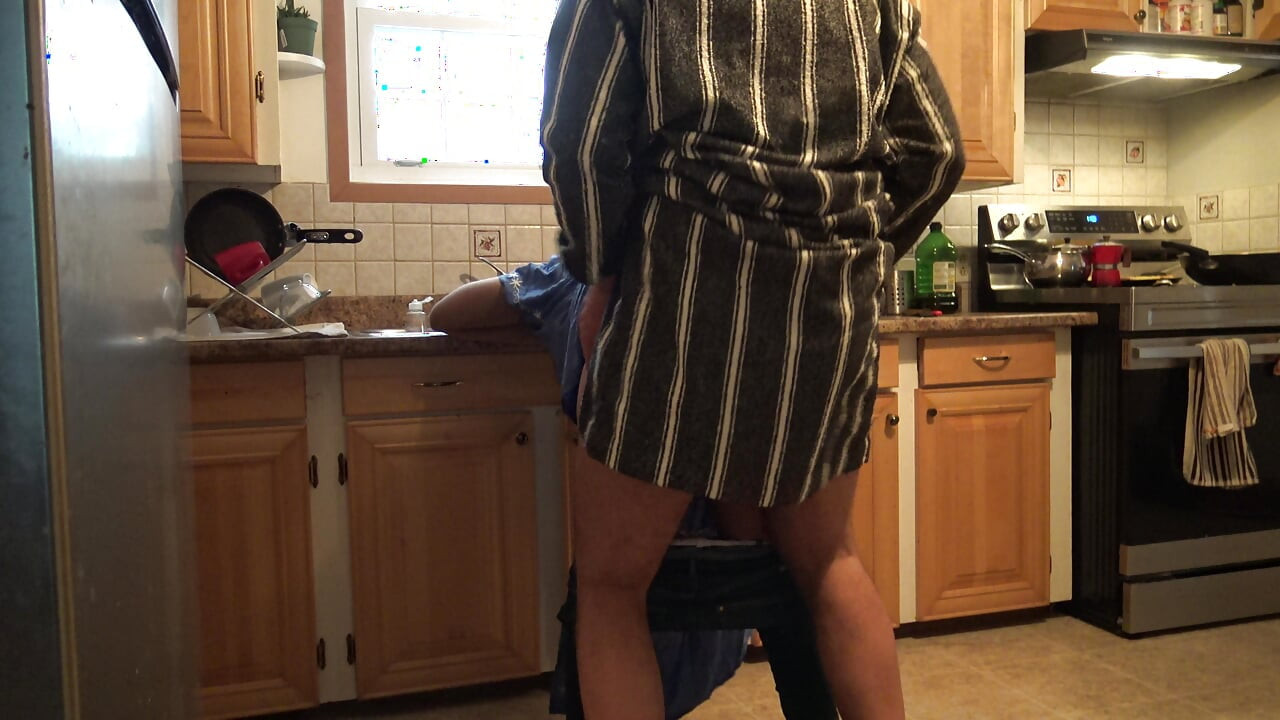 Mi marido me folla el culo en la cocina