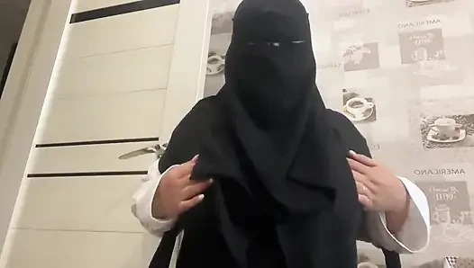 Külotlu Suriyeli orta yaşlı seksi kadın amcığını okşuyor