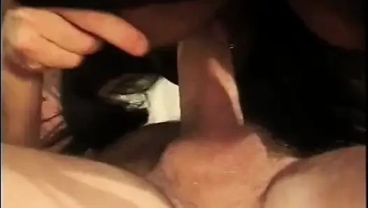 Yatak odasında büyük beyaz yarak üzerinde güzel arka amcık