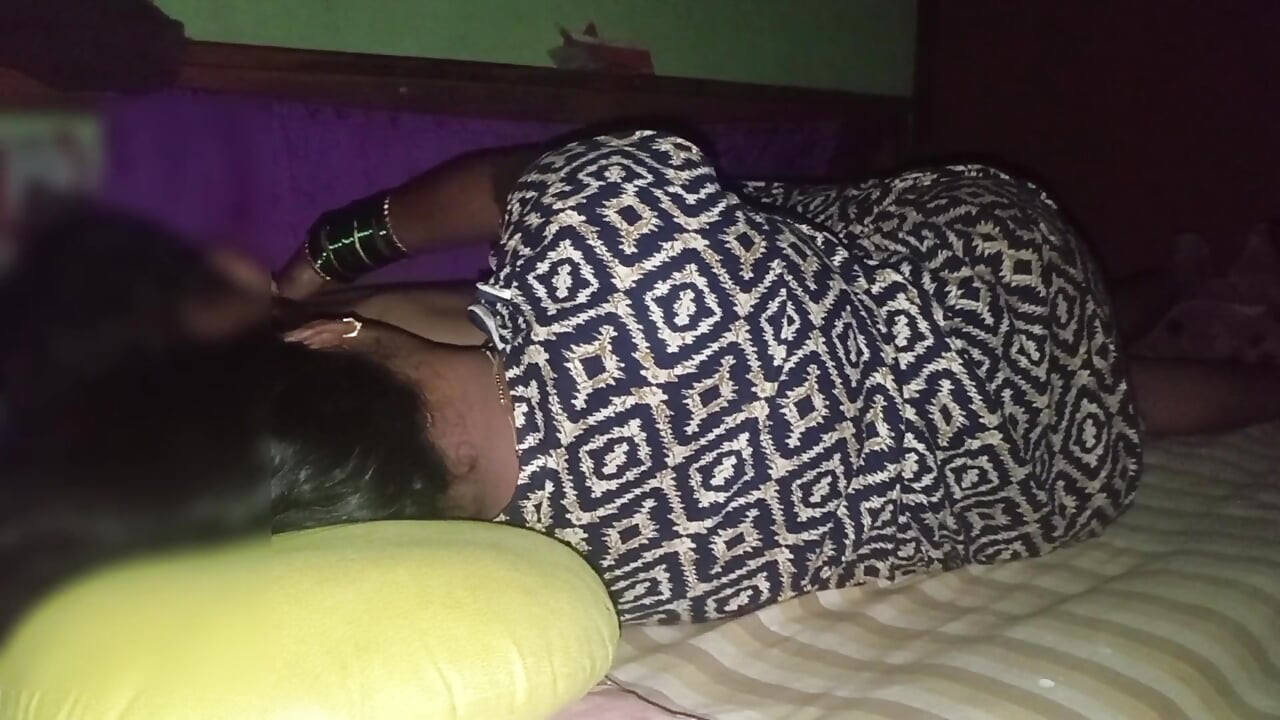 Meine Desi-ehefrau lässt mich nicht einmal aufs bett gehen. Ich lecke die muschi einer sexy indischen dorffrau