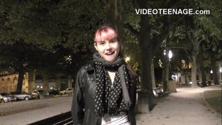 Une adolescente mince fait un casting porno