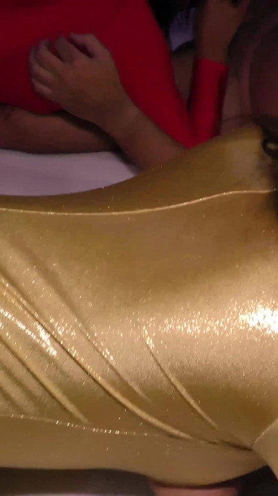 Büyük memeli Avusturyalı taytlı porno kızları vahşi grup seks partisi