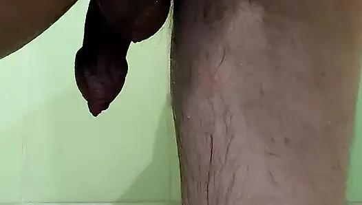 Büyük bir dövmeli tıraşı, ardından eller serbest anal orgazm ve banyoda ses.