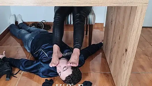 Богиня Kiffa - нога-рабыня чистит сапоги на высоком каблуке