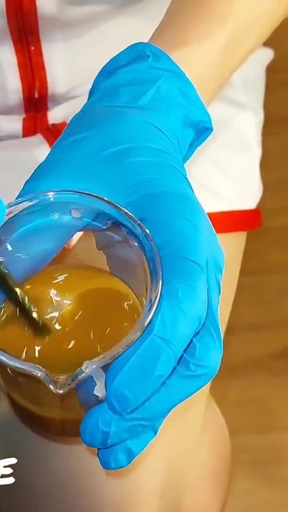 Momento de cair o queixo de "CFNM Enfermeira Parte 5: Esposa puta bebe amostra de esperma (tempo de ordenha)"