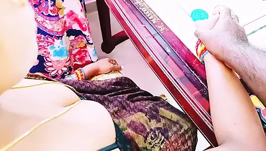 Schöne sexy Sari-indisches Bhabi fickt leider ehemanns kleinen stiefbruder. Telugu dirtytalk.
