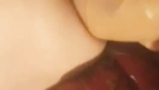 Sie nimmt zwei riesige dildos