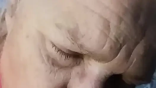 Schau zu, wie diese reife bBW ihrer freundin einen blowjob gibt!