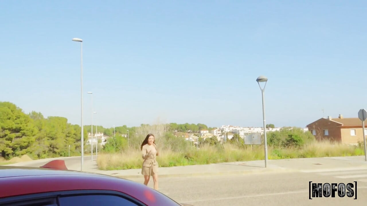 Mofos - Petite Martina Smeraldi é fodida com força no parque