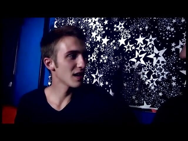 कामुक सुनहरे बालों वाली बेब की सामूहिक चुदाई