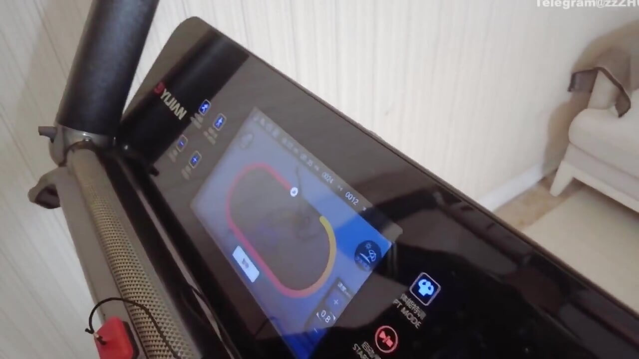 Mz24 - seorang gadis terikat kepada Treadmill dengan sekatan logam dan shackles