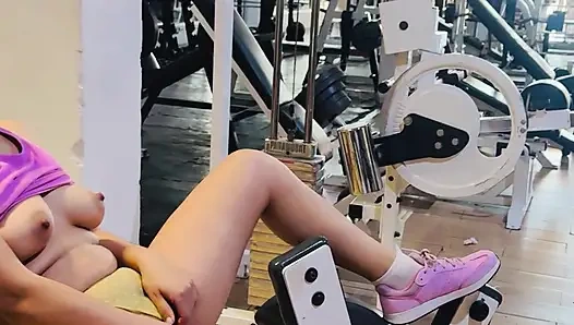 Aku kepergok di gym!! Aku pelacur!!