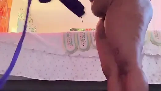 Seksi büyük memeli zenci büyük dildoyla amına sert biniyor