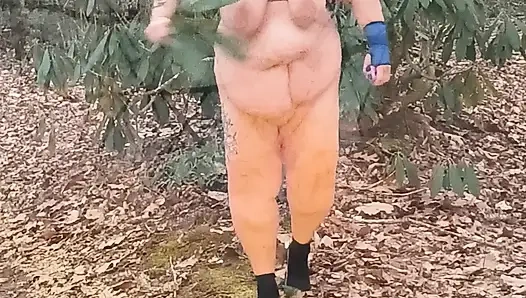 Ormanda çıplak dolaşıyor