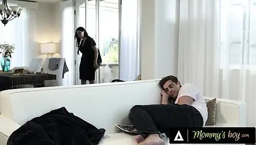 MAMIS JUNGE - die verärgerte single MILf Dana vespoli lässt ihren egoistischen teen-stiefsohn in ihre muschi kommen