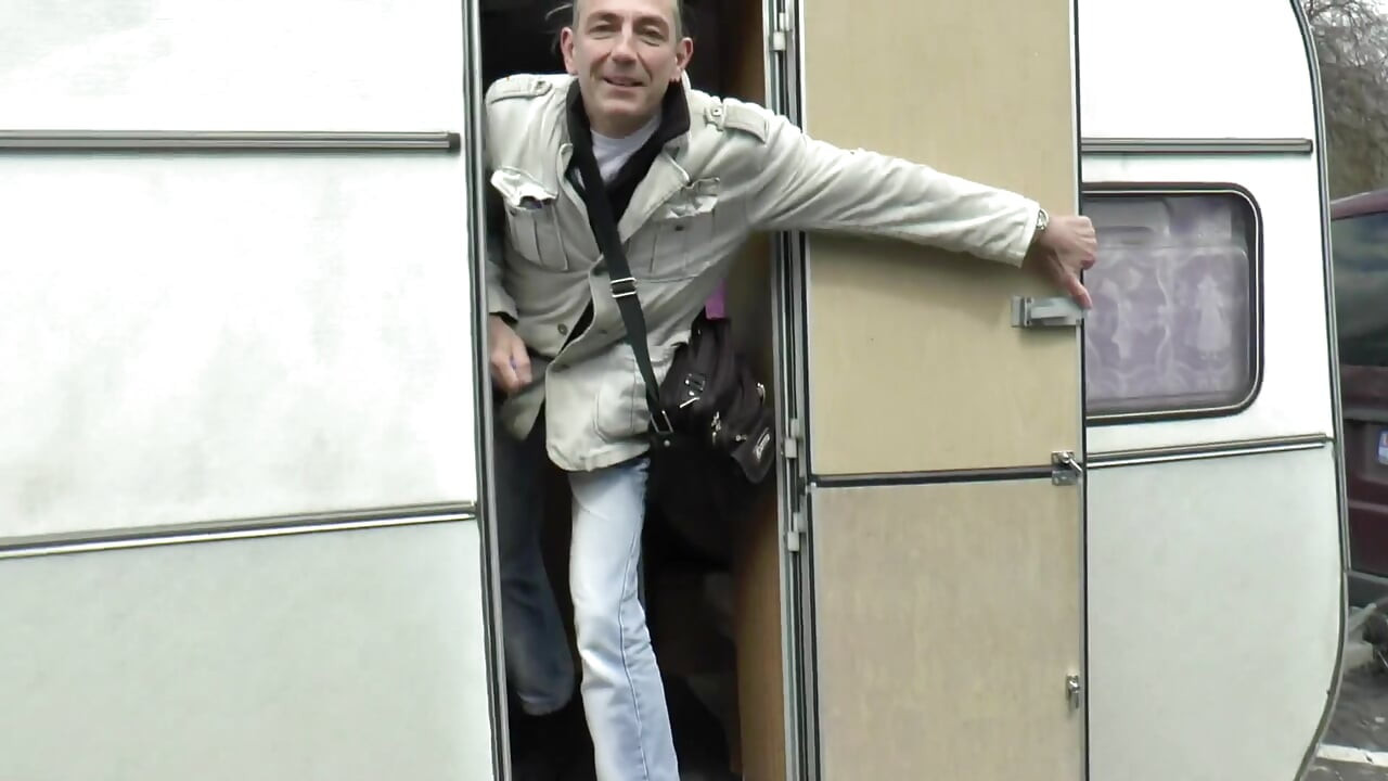 La mora con un gran culo viene sfodata nella sua figa bagnata