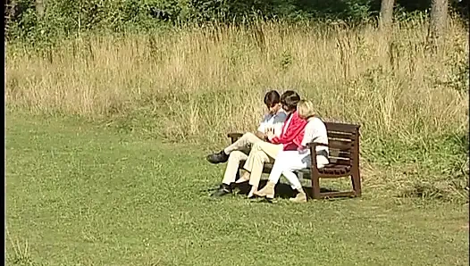 Erkek arkadaşım ve en iyi arkadaşımla açık havada