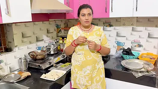 Genç üvey kız kardeşim yanlışlıkla bana çıplak fotoğrafını gönderdi, bundan faydalandım ve üvey kız kardeşimi siktim, tam Hintçe viral video