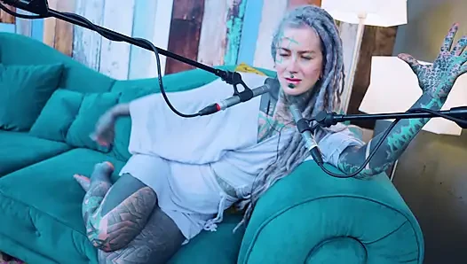 Ich spreche über R - Relief - ASMR podcast SFW spricht goth dünnes mädchen dreadlocks tattoo-modell inked mädchen