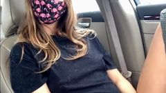 Menina mascarada brincando com sua buceta no carro