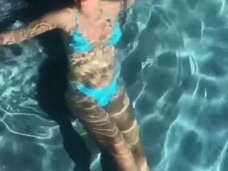 Elizabeth Hurley v bazénu 02-02-2021