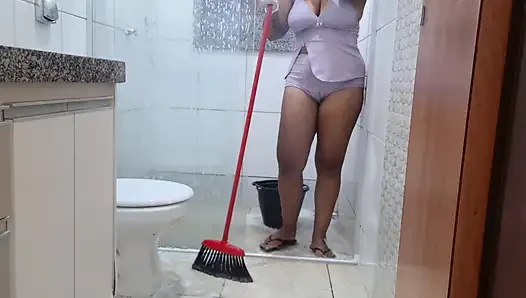 Hure im Badezimmer: Meine Frau zeigt verschwitzt und zeigt beim Putzen ihre Muschi!