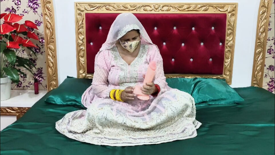 Pengantin wanita India ngentot memeknya pakai dildo ukuran raksasa di malam pernikahan