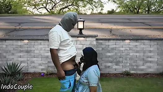 Мусульманская жена в хиджабе, которая изменяет, демонстрирует секс на публике и сосёт иностранцам ради денег, становится вирусной в Джакарте