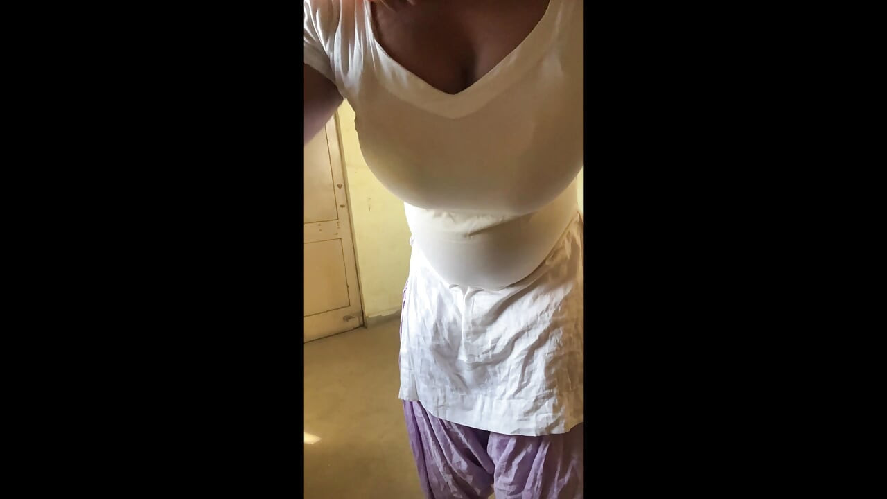 Desi transvestit s velikim sisama u salwar odijelu bhabhi