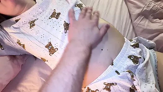 Wie fickt man schönheits-süße, wenn ihre löcher eng und jungfrau sind?