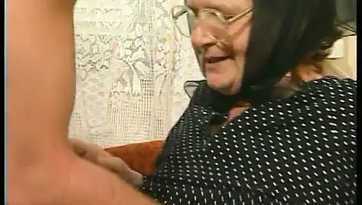 Edepsiz nine yatakta sikiliyor