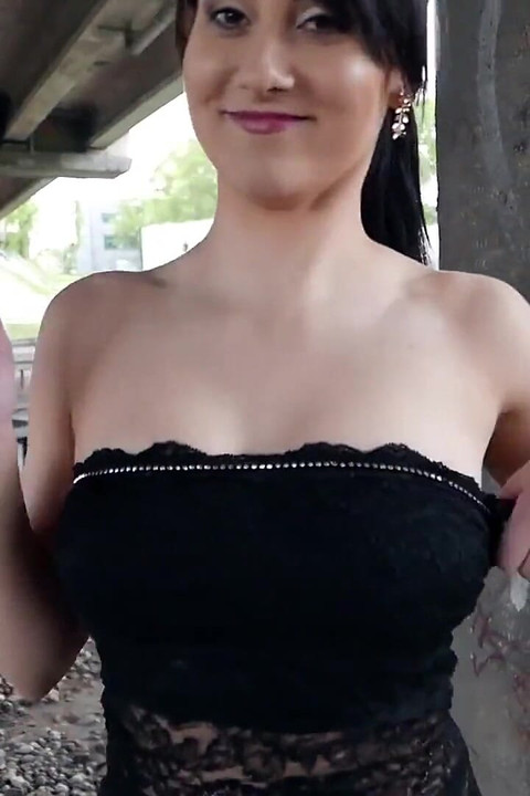 Selena Merokok Di Luar