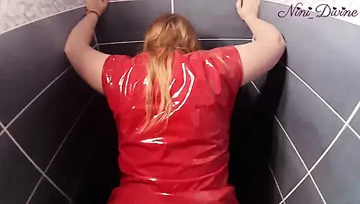 Büyük doğal götlü Fransız kız gece kulübü tuvaletinde sert sikiliyor