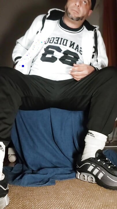 The Dregsau Dj-bro Pisses in His Pants.