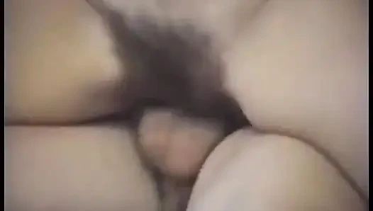 Adam kanepede oturuyor ve uzun yarağını gırtlağına kadar alıyor ve biniyor