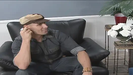 Cewek manis ini dientot habis-habisan sama kontol besar sampai lubangnya menganga lebar