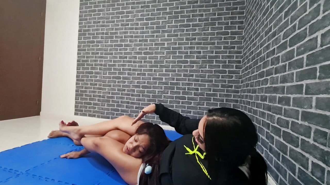 Scissor fight extreme legs by top Babe Alice