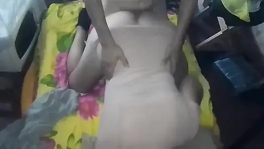 Я снимаю видео с моим сотовым телефоном передо мной, как я трахал девушку в розовом платье