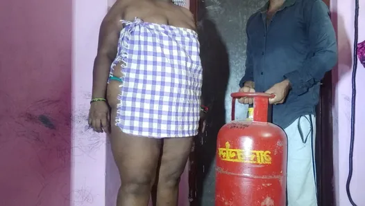 Tamilska dziewczyna uprawia ostry seks z mężczyzną dostarczającym butlę gazową