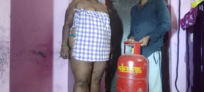 Chica tamil teniendo sexo duro con repartidor de cilindros de gas