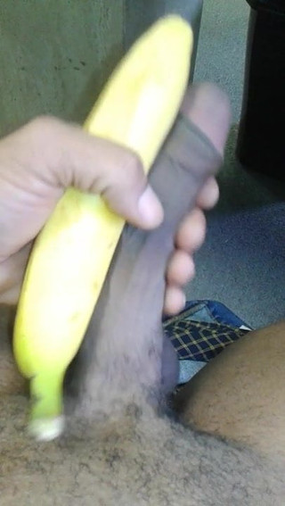 Masturbando e gozando com uma banana