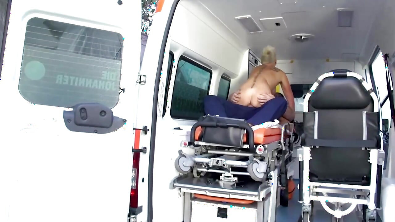 Reife liebe im krankenwagen