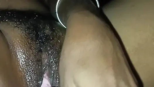 Bhabhi Ne pura vibrator chut me dal diya