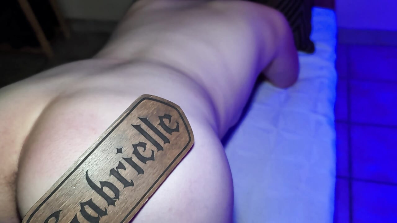 Jeg rødmener hendes røv med en paddle