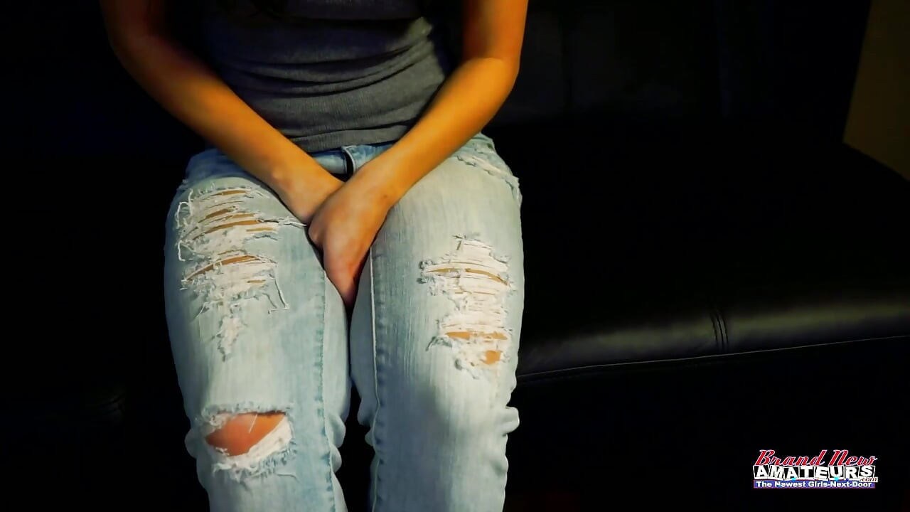 Drobná potetovaná brunetka Sabrina Sexy kouření!