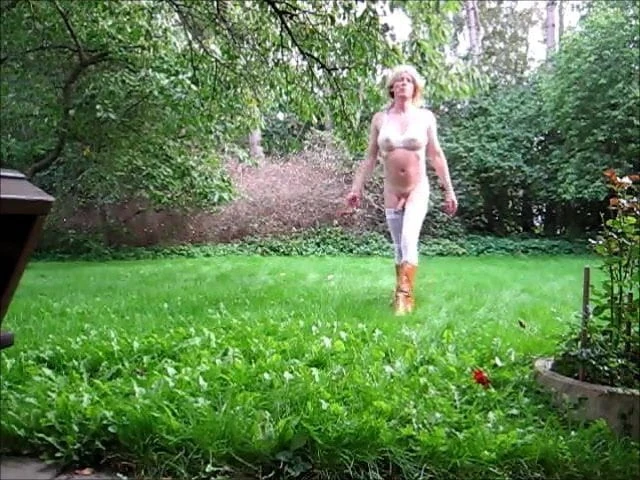 Jeannet Fuentes undressing in the garden