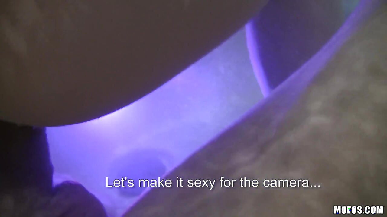Pickuper - Liten rumpe Brunette Electra Angel tar anal fingering og kommer på rumpa i badekaret med Steve Q