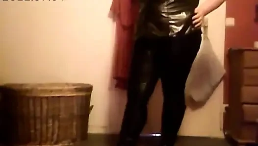 Tammara lagi sendirian di rumah